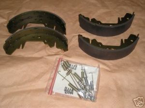 Brzdové čeľustia +sada pružín na "bubnovú brzdu" Chrysler Voyager od 96-99