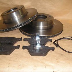 Brzdové kotouče 310 mm + destičky + snímač přední náprava BMW E60 + E61 520i-525er