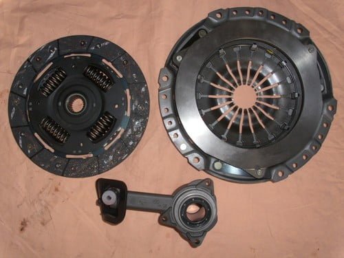 1 spojková sada sada obsahuje : 1 prítlačný tanier spojky 1 spojková lamela 1 vysúvacie ložisko priemer : 230 mm pasuje na Ford Focus od roku výroby : 1999-2004 Typ DAW,DBW len na 1,8 DI + TDDi 55kw +66kw číslo výrobku Nr. spojka : 1078012,132586,1331469,1378106 132586 vysúvacie ložisko : 1075778,1141581, 142503