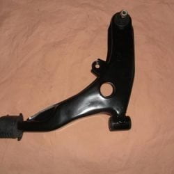 rameno přední levé Mitsubishi Carisma