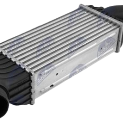 Intercooler, chladič plniaceho vzduchu CITROEN C8 (EA, EB) (02-) 2.0 HDI, JUMPY 2.0 HDI, FIAT ULYSSE (179) (02-) 2.0 JTD, LANCIA PHEDRA (179) (02-) 2.0 JTD, PEUGEOT 807 (E) (02-) 2.0 HDI, EXPERT 2.0 HDI (07-), TOYOTA PROACE (13-) 2.0 D (MAN, DIESEL)