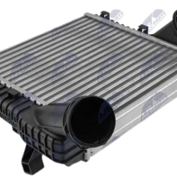 Intercooler, chladič plniaceho vzduchu pravá strana AUDI Q7 (06-15) 3.0 TDI, TOUAREG (06-18) 3.0 TDI, CAYENNE (09-) 3.0