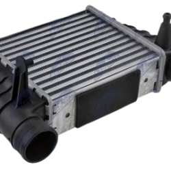Intercooler, chladič plniaceho vzduchu AUDI A 4 / S 4 (B6, B7) (00-) 2.0 TDI, SEAT EXEO (3R) (09-) 2.0 TDI pravá časť